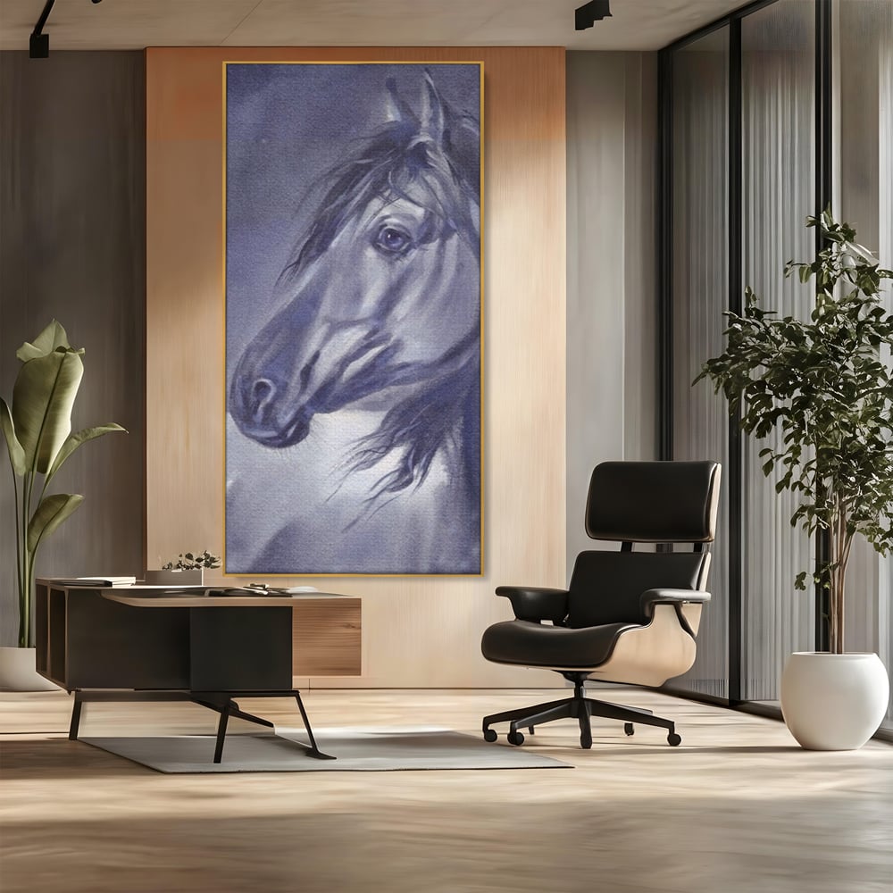 Tablou canvas cu tablou canvas cu portret de cal gri, in rama de aluminiu auriu, pe perete intr-un birou